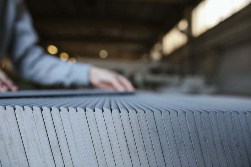 Controllo manuale di elementi in pietra naturale durante la lavorazione